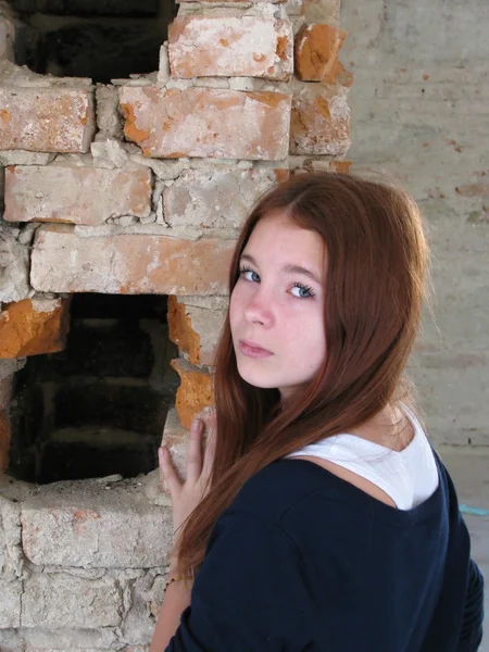 Junges Mädchen steht an der Wand — Stockfoto