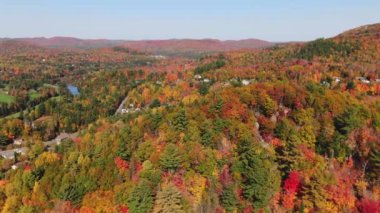 Laurentians 'taki Sainte-Adele dağlarındaki sonbahar renklerinin hava aracı görüntüsü