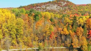 Piedmont 'taki dağların oradaki bir bisiklet yolunun sonbahar renkleriyle hava aracı görüntüsü