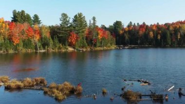 Sonbaharda Lac-des-Arpents-dönüşleri ve gölün havadan görünüşü