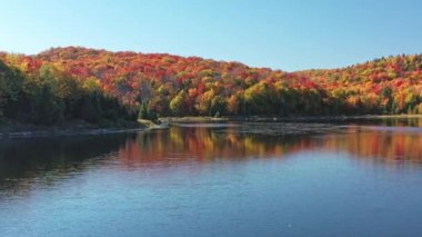 Çok yavaş ve alçaktan uçuyor ve Laurentians 'taki Mont-Loup-Garou parkındaki güzel sonbahar manzarasını gözler önüne sermek için yükseliyor.