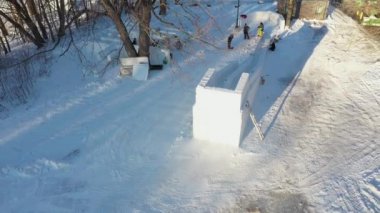Laval-Ouest 'teki Berges-des-quatre-vent' te yapılan buz kaydırağının insansız hava aracı ile çekildi.
