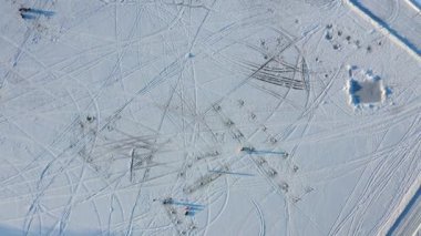 Laval-Ouest 'teki Berges-des-Quatres-Vadisi' ndeki donmuş nehri kaplayan beyaz kar altında her türlü çapraz yolu çeken yüksek hava aracı görüntüsü.