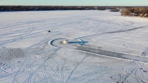 ラバル アウトとセント ユースタッシュの間の凍った川の冬のパノラマを明らかにする無人機で撮影されたクレーン — ストック動画