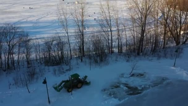 Vista Aérea Drones Descendo Mostrando Uma Paisagem Rio Congelado Árvores — Vídeo de Stock