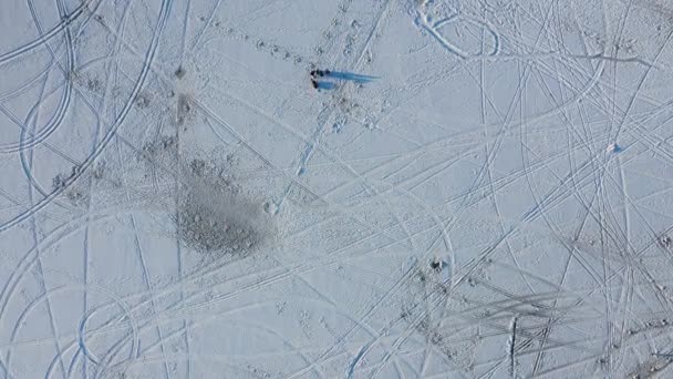 高空无人驾驶飞机在冰面上拍摄 然后缓缓降落在拉瓦尔西部的伯吉斯 德奎特喷口冰冻的河流上 显示了汽车和雪地车留下的不同痕迹 — 图库视频影像