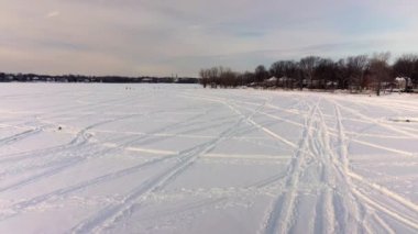 Hava aracı geri gidiyor. Laval-Ouest-24 fps 'teki donmuş nehrin kış manzarasını gösteriyor.