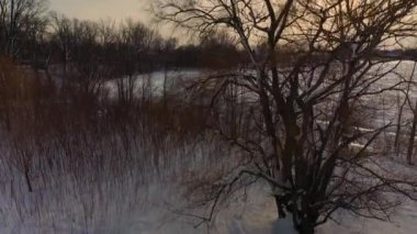 Hava aracı vinci, Laval-Ouest-24 fps 'taki Berges-des-Quatre-vent' te donmuş nehrin kıyılarını gösteriyor.