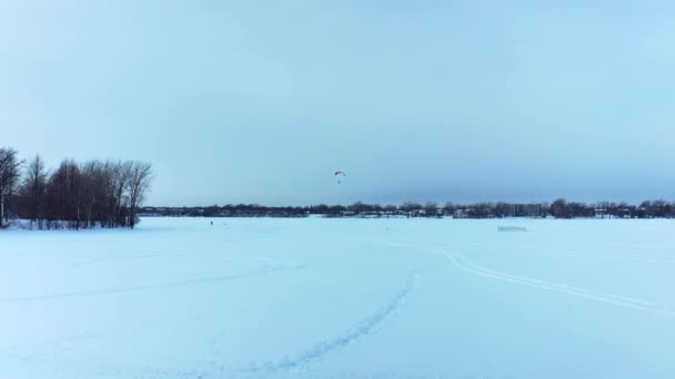 Почти Воздушный Дрон Показывающий Форт Сделанный Льда Людей Играющих Замерзшем — стоковое видео