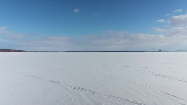 Drone Guindaste Tiro Descendo Sobre Lago Congelado Duas Montanhas Oka — Vídeo de Stock