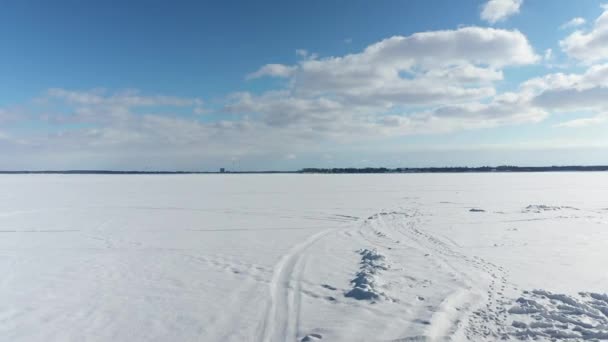 Lecąc Tyłu Dronem Dala Kitesurfera Białym Śniegu Zimy Oce — Wideo stockowe