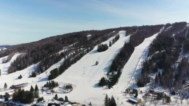 Laurentian 'daki St-Sauveur' de kar manzaralı yüksek göktaşı manzaralı insanlar kayak yapıyor.