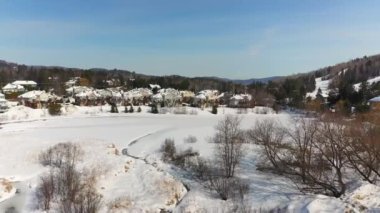 Baharda St-Sauveur 'de karla kaplı alandan geri çekilen kısa insansız hava aracı videosu.
