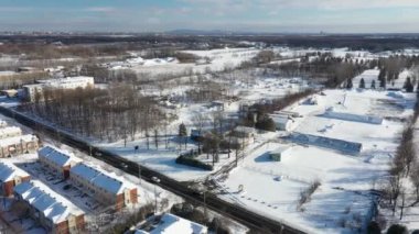 Kışın ilk karından sonra Quebec 'in Laval şehrinin bir kısmını gösteren bir İHA ile havadan çekim.