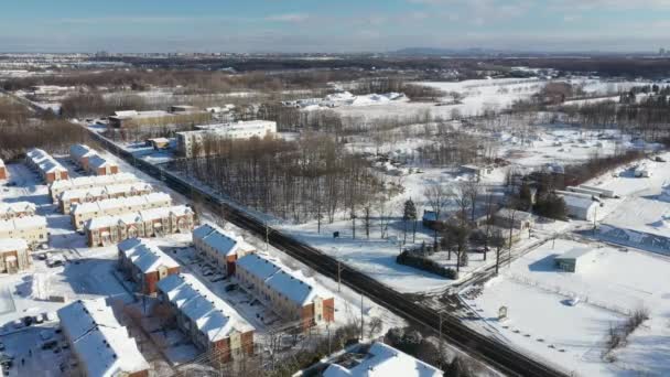 在魁北克拉瓦尔市 在第一场雪之后 一架无人驾驶飞机稳定地在空中拍摄了一条街道 — 图库视频影像