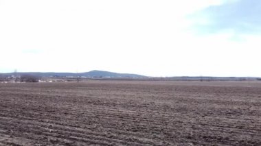 İnsansız hava aracı görüntüsü, ilkbaharda Mirabel yakınlarındaki St. Benoit 'te boş bir tarla üzerinde bırakılmış.