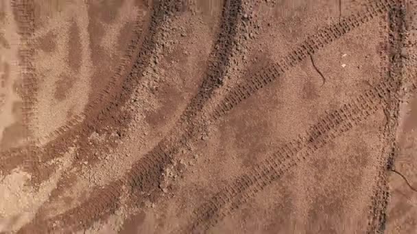 Pohled Drony Pohybuje Nahoru Odhaluje Kruhy Vytvořené Písku Jízdními Koly — Stock video