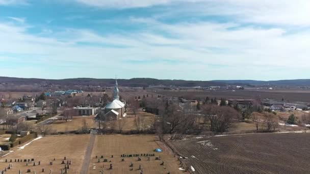 高空无人驾驶飞机从圣贝诺瓦特教堂缓缓起飞 在春天飞越了火葬场 — 图库视频影像