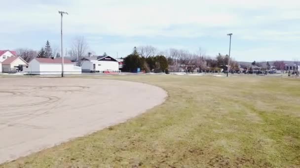 Video Drone Bergerak Maju Melalui Lapangan Bisbol Saint Benoit Dekat — Stok Video