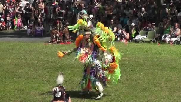 2017年7月9日カナダ ケベック州カフナウェイク2017年7月 カフナウェイク モホーク保護区で開催されたパウ カフナウェイク モホーク ダンス コンテストで 伝統音楽を披露 若い男が踊る — ストック動画