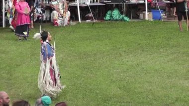 Amerikan yerlisi bir kadın, geleneksel müzik eşliğinde Temmuz 2017 'de Kahnawake Pow Wow' da bir dans yarışmasına katılıyor.