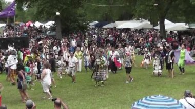 Temmuz 2017 'de Amerikan yerlileri dans yarışmasında Kahnawake Mohawk rezervi üzerinde geleneksel müzikle dans ediyorlar.