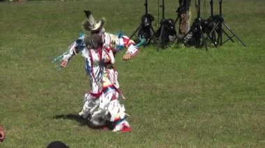 Amerikan yerlileri dans yarışması. Temmuz 2017 'de Kahnawake Mohawk rezervinde geleneksel müzikle.