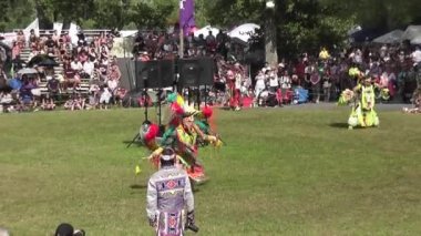Temmuz 2017 'de Kahnawake Mohawk rezervi üzerinde düzenlenen Pow Wow dans yarışmasında geleneksel müzik eşliğinde renkli bir regalia.
