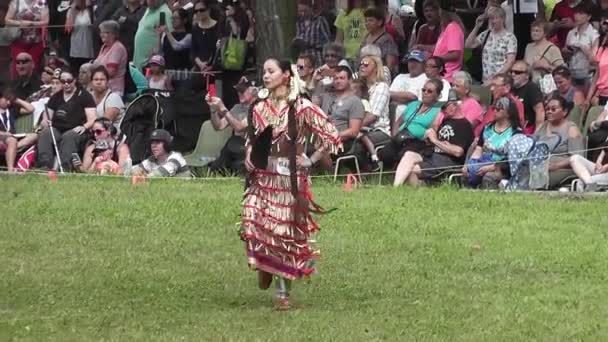 2017年7月にカフナウェイク モホーク保護区のパウ ワウで開催されたインディアン ダンス コンテストでは 伝統音楽と共にベルが踊る女性 — ストック動画