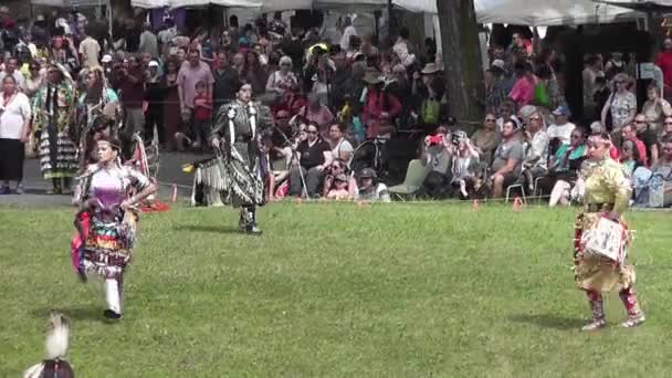 Kvinnor Med Klockor Dansar Infödd Amerikansk Danstävling Pow Wow Kahnawake — Stockvideo