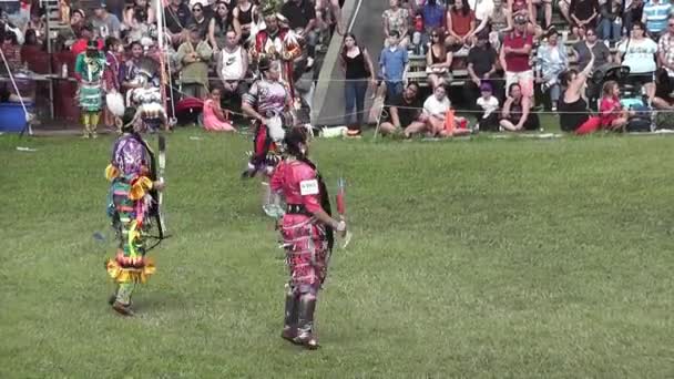 Tre Kvinnor Infödd Amerikansk Danstävling Pow Wow Kahnawake Mohawk Reserv — Stockvideo