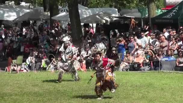 Ιθαγενείς Αμερικανοί Άνδρες Που Συμμετέχουν Διαγωνισμό Χορού Στο Kahnawake Pow — Αρχείο Βίντεο
