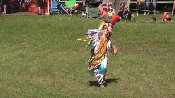 Молодой Танцор Танцевальном Конкурсе Коренных Американцев Pow Wow Заповеднике Kahnawake — стоковое видео