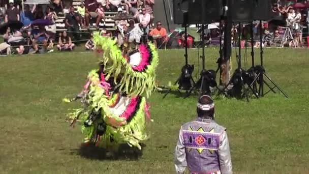 Коренной Американец Танцующий Конкурсе Pow Wow Kahnawake Mohawk Reserve Июле — стоковое видео