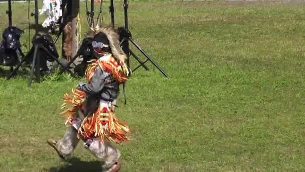 Młoda Tancerka Konkursie Tańca Rdzennych Amerykanów Pow Wow Rezerwacie Kahnawake — Wideo stockowe