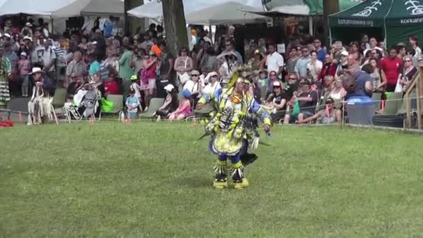 Ung Manlig Dansare Infödd Amerikansk Danstävling Pow Wow Kahnawake Mohawk — Stockvideo