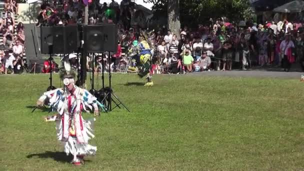 Unga Dansare Infödd Amerikansk Danstävling Pow Wow Kahnawake Mohawk Reserv — Stockvideo