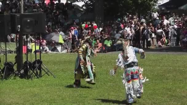 Коренные Американцы Участвуют Танцевальном Конкурсе Kahnawake Pow Wow Заповеднике Mohawk — стоковое видео