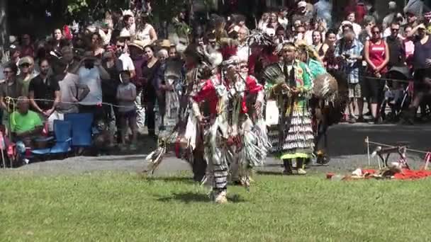 2017年7月 在Kahnawake Mohawk保留区的一场美国原住民舞蹈比赛中 男男女女与传统音乐共舞 — 图库视频影像