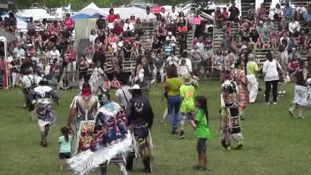Люди Всіх Країн Танцюють Конкурсі Танців Індіанців Фестивалі Pow Wow — стокове відео