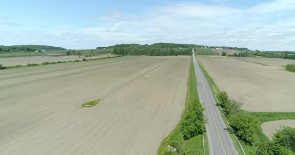 Widok Lotu Ptaka Dronem Pól Nieuprawianych Wiosną Ukazujący Krajobraz Wsi — Wideo stockowe