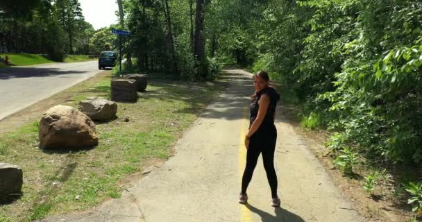 Uma Mulher Piscando Antes Começar Sua Corrida Parque — Vídeo de Stock