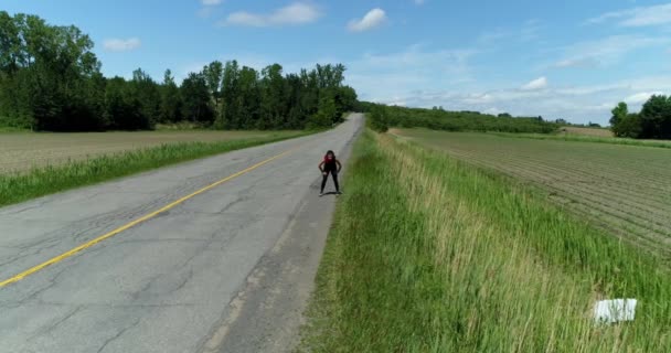 Yorgun Bir Kadının Uzun Kır Yolunda Koşmaya Devam Etmeden Önce — Stok video