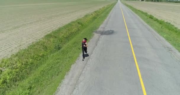 Drone Che Vola All Indietro Fronte Una Donna Che Jogging — Video Stock