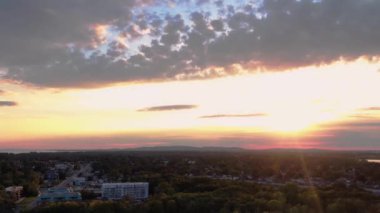 Laval şehrinde, yaz aylarında, bir dronla gün batımının gecikmesi.