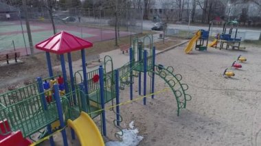 Covid-19 nedeniyle kapalı oyun parkının üzerinde döndürme görünümü, slaytlar ve salıncaklar gösteriliyor
