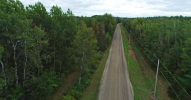 Hava görüntüsü toprak yoldan Batiscan nehir parkının girişine doğru ilerliyor.