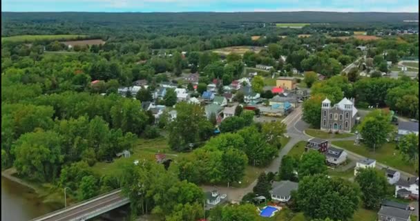 Tinggi Atas Pandangan Drone Miring Menunjukkan Desa Sainte Genevieve Batiscan — Stok Video