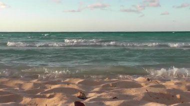 Karayipler 'deki Küba sahillerinde mavi gökyüzü olan küçük dalgalar.