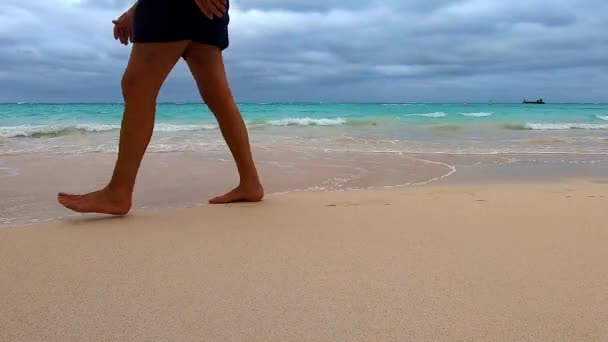 Видео Песчаного Пляжа Белыми Волнами Ходит Перед Камерой Показывая Ноги — стоковое видео